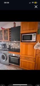 eine Küche mit Mikrowelle und Herd in der Unterkunft Zilia in Zilia