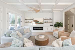 een woonkamer met een bank en een tafel bij 3151 Baywood Drive in Seabrook Island