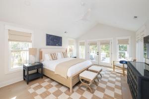 een slaapkamer met een groot bed in een kamer met ramen bij 3151 Baywood Drive in Seabrook Island