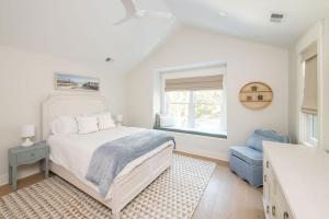 een witte slaapkamer met een bed en een raam bij 3151 Baywood Drive in Seabrook Island +40 foto's