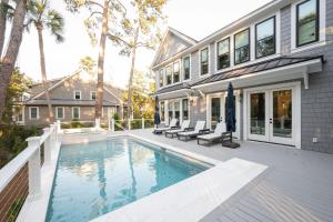 een exterieuraanzicht van een huis met een zwembad bij 3151 Baywood Drive in Seabrook Island