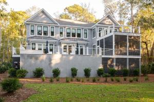 een huis met een groot huis bij 3151 Baywood Drive in Seabrook Island