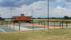 un campo da tennis con due campi da tennis di New Hot Tub, Pickleball, Cornhole, Pool & Patio a Fredericksburg