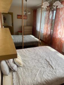 En eller flere senge i et værelse på Dom Przyjazny