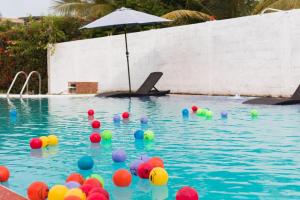a pool with colorful balls in the water at Casa Playa Linda VILLA LUA Tapachula in El Desengaño +17 photos