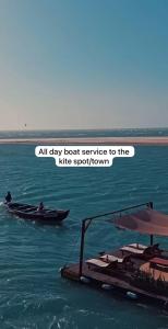 ein ganztägiger Bootsservice zum Kitespoon in der Unterkunft Yara Floating Villa in Guriú