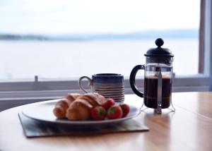 een bord eten en een kopje koffie op een tafel bij Govandale Seaviews in Kingarth