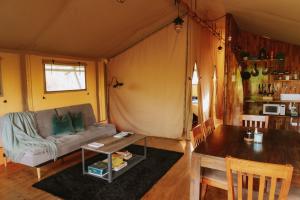 Et opholdsområde på Raglan Rural Retreats - Kauri Tent