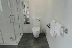 Et badeværelse på Raglan Rural Retreats - Kauri Tent