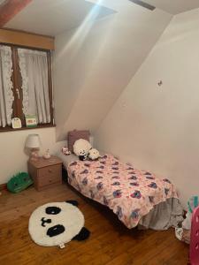a bedroom with a bed with two stuffed animals on it at Aux cieux enchanteurs maison magique et spa in Hondschoote