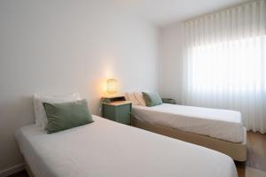 En eller flere senge i et værelse på Bright & Spacious Villa by Beach