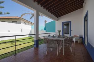 En balkon eller terrasse på Bright & Spacious Villa by Beach