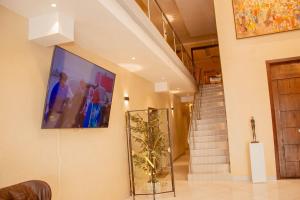 TV/trung tâm giải trí tại Nyota Lodge Hôtel