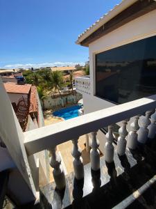un balcone di una casa con vista sull'oceano di Canoa Suites & Apartments a Canoa Quebrada