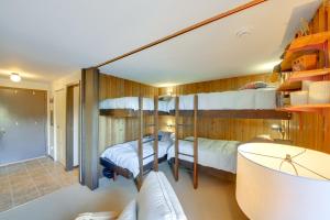 En eller flere senge i et værelse på Walk to Chair Lift Mtn-View Schweitzer Studio!