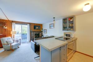 Køkken eller tekøkken på Walk to Chair Lift Mtn-View Schweitzer Studio!