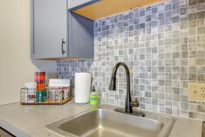 Køkken eller tekøkken på Walk to Chair Lift Mtn-View Schweitzer Studio! + 20 billeder