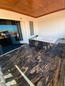 un bagno con vasca da bagno in una stanza di Canoa Suites & Apartments a Canoa Quebrada