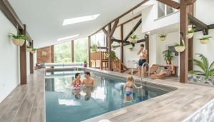 een gezin spelen in het zwembad van een huis bij Apartmán Stella, Vysoké Tatry in Tatranska Strba