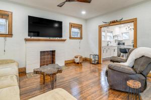 TV a/nebo společenská místnost v ubytování Walk to Marshall University Home with Private Yard!