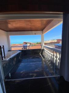 una vista dall'interno di una stanza con acqua di Canoa Suites & Apartments a Canoa Quebrada