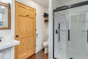 Koupelna v ubytování Walk to Marshall University Home with Private Yard! + 18 fotografií