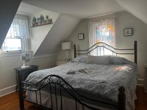 Schlafzimmer mit einem Bett mit Metallrahmen in der Unterkunft Beauclaires Bed & Breakfast in Cape May