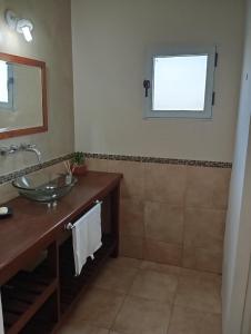 ein Badezimmer mit Waschbecken und Spiegel in der Unterkunft Casa solares del carcaraña in Maciel