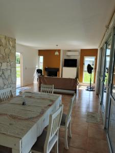 ein Wohnzimmer mit Tisch, Stühlen und Sofa in der Unterkunft Casa solares del carcaraña in Maciel