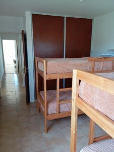 Zimmer mit 2 Etagenbetten und Flur in der Unterkunft Casa solares del carcaraña in Maciel