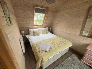 LeightonHedgehog Glamping Pod的木屋里有一张床的卧室