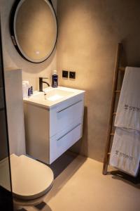 Et badeværelse på Sorobon Bay Hotel + 100 billeder