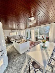 eine Küche und ein Wohnzimmer mit einem weißen Tisch in der Unterkunft Villa Plesse - exklusiv und geräumig wohnen nahe Göttingen in Bovenden