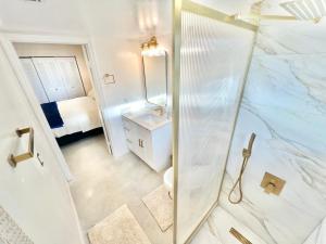 Et badeværelse på Lux Queen En-suite Wynwood - Miami