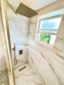 Et badeværelse på Lux Queen En-suite Wynwood - Miami + 18 billeder