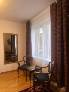 a living room with a table and chairs and a window at Panorama Krzyżacka in Chełmno