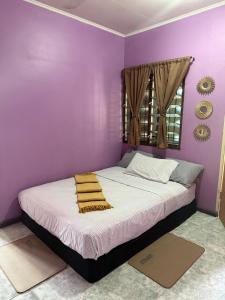 Un dormitorio con una cama con una pared morada. en East Legon Self-Contained Unit, Greater Accra, en Accra
