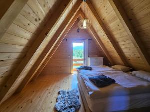 En eller flere senge i et værelse på Tomina Koliba Lika