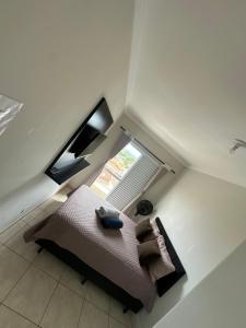 una piccola camera da letto con un letto e una finestra di Apartamento de Dois quartos no centro de Boituva! a Boituva