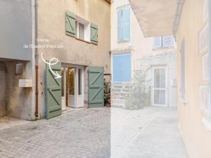 un edificio con una porta verde su una strada di L'Evasion Tropicale - idéal couple - sauna - baignoire balnéo LED - TV 4K Ambilight 130cm - parking gratuit à 2 pas du logement - wifi - maison médiévale sur 2 étages - entièrement rénovée 37m2 a Bargemon Altre 11 foto