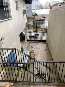 vista esterna di un edificio con recinzione di Apartment in Balneário Camboriú a Balneário Camboriú