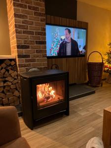 TV a/nebo společenská místnost v ubytování Hotel Val De La Cascade