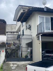 una casa con un cancello davanti di Apartment in Balneário Camboriú a Balneário Camboriú