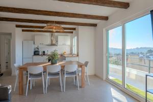 een keuken en eetkamer met een tafel en stoelen bij Green House Zêzere 