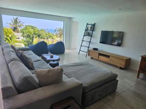 Et tv og/eller underholdning på 3 Ensuite Bedrooms, Sea View, Private Pool & Solar