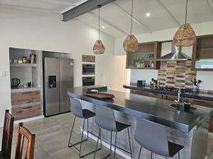 Køkken eller tekøkken på 3 Ensuite Bedrooms, Sea View, Private Pool & Solar