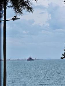 Una farola con un barco en el agua en The Green Hall, en George Town 44 fotos más