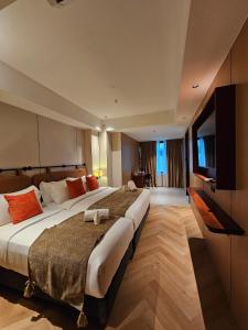 1 dormitorio grande con 1 cama grande y TV de pantalla plana en The Green Hall, en George Town