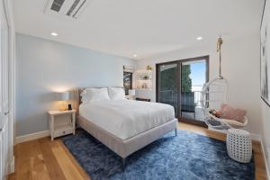 Postel nebo postele na pokoji v ubytování Wander West Seattle