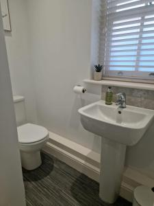 Et badeværelse på Cosy central apt Free parking Wi-Fi